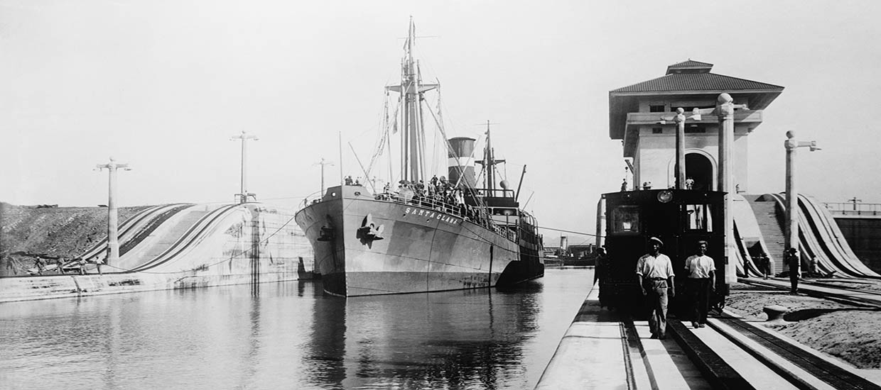 A black and white photo of the Panama Canal in 1915.