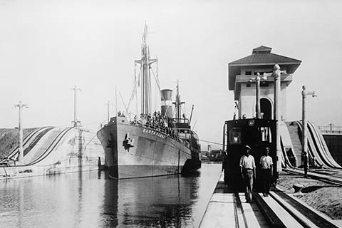 A black and white photo of the Panama Canal in 1915.